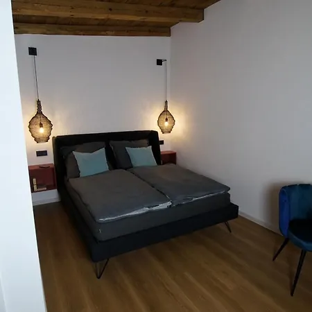 Remise Brasch - Zwischen Bahnhof Und Elbe *